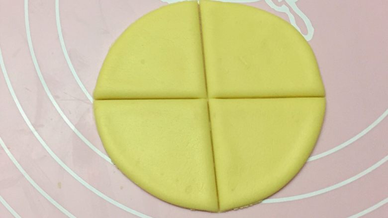 新年喜庆枣花馍,另取一面团擀成圆饼，然后用刀切成四个小三角。