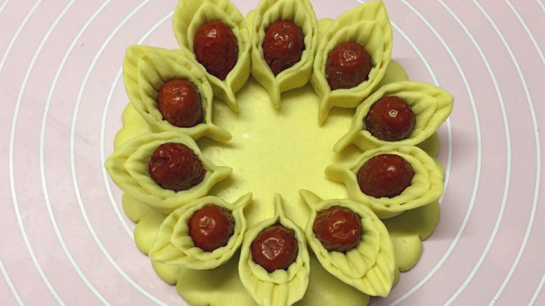 新年喜庆枣花馍,依法制作10个相同大小的花瓣，然后摆放在之前做好的枣花馍底盘上。