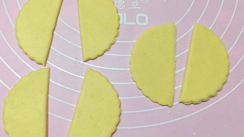新年喜庆枣花馍,如图：再取一面团擀开，用圆形模具压出3个圆饼，然后对半切开为花片。