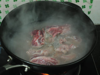 香辣牛肋条,肋条和冷水一起下锅，烧开，撇去浮沫后将牛肉捞出来，控干水