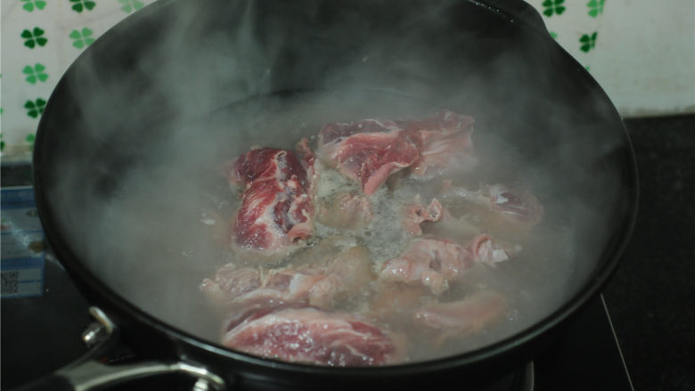 香辣牛肋条,肋条和冷水一起下锅，烧开，撇去浮沫后将牛肉捞出来，控干水