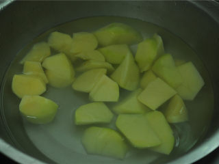 香辣牛肋条,切好的土豆泡入清水