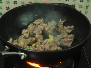 香辣牛肋条,锅中放油烧至5成热，将葱段、姜片爆香，然后放入牛肉，翻炒至牛肉基本定型