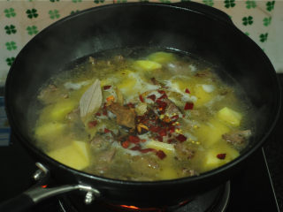 香辣牛肋条,加入盐、酱油、豆瓣酱、料酒、干红辣椒、花椒、桂皮，煮开