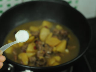 香辣牛肋条,锅里稍微还留着点汤汁的时候加盐
