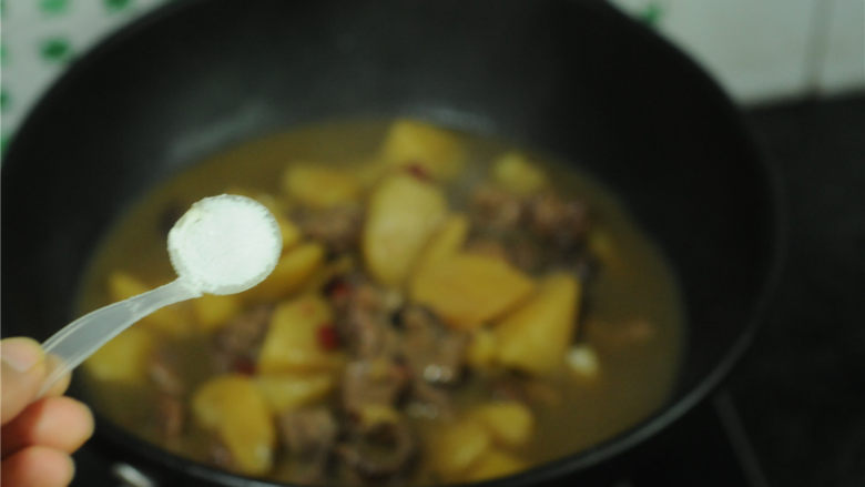 香辣牛肋条,锅里稍微还留着点汤汁的时候加盐