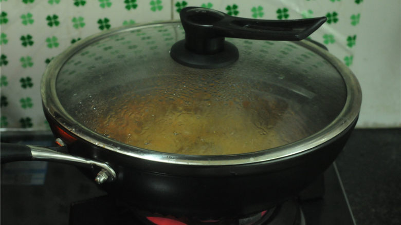 香辣牛肉块,盖上锅盖，大火烧开后转中小火，焖至锅底稍微留点汤汁