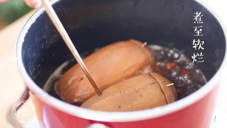 糯米莲藕12m+（宝宝辅食）,然后开大火煮开，小火煮到软烂，用筷子能轻松扎动的程度就可以啦~
