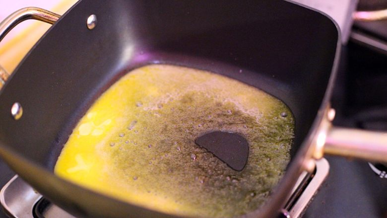 “榴芒”🐂扎,锅中倒入黄油，小火融化。
