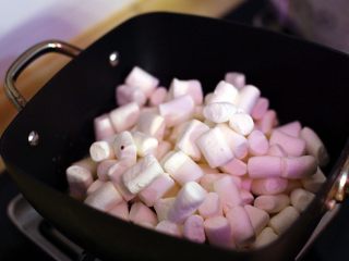 “榴芒”🐂扎,倒入棉花糖，小火熬至与黄油充分融合。
