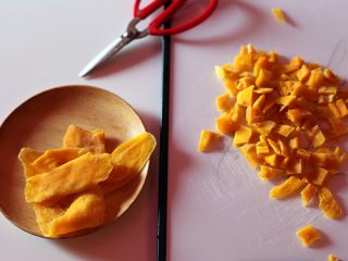 “榴芒”🐂扎,用剪刀将芒果刀剪成小块