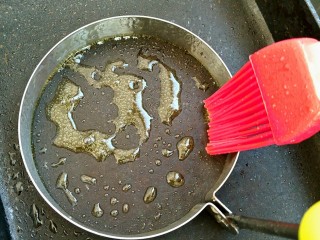 营养方便面,第一步就是制作荷包蛋🍳
取不粘锅热锅，等到锅干的时候放油，用油刷把模具周围也刷上油，方便鸡蛋的脱落。😊