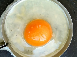 营养方便面,打入洗好的鸡蛋，蛋黄是不是特别黄，特别好看。😊