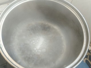 营养方便面,下面这一步就是煮面啦，首先取适量的水烧开。
