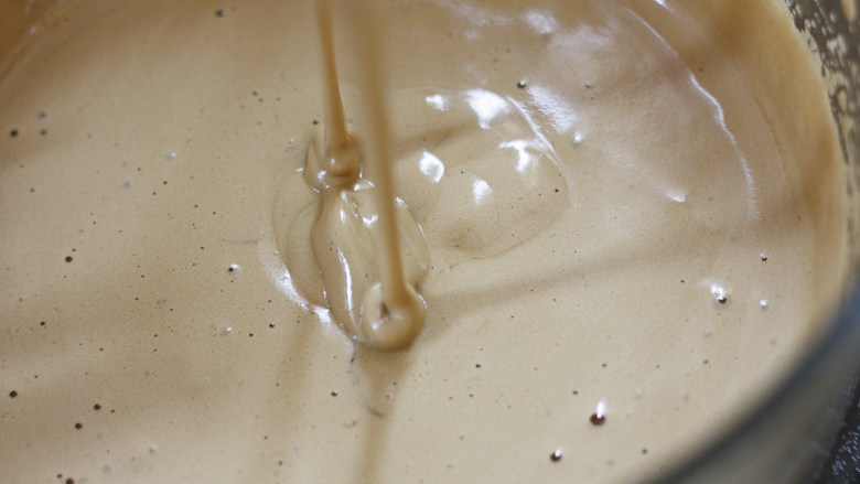 蓬松感红枣糕,打好的全蛋液有明显的气泡，并且液体整体颜色变浅了很多，当我们提起打蛋头，滴落的液体是不会马上消失的，会在液面留下清晰的纹路后慢慢消失，这样就可以了。