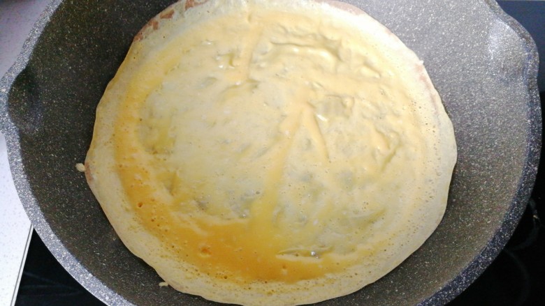年夜菜~锦绣苔味香肠卷,平底锅小火加热，先抹一层薄薄的食用油，然后倒入蛋液摊成鸡蛋饼