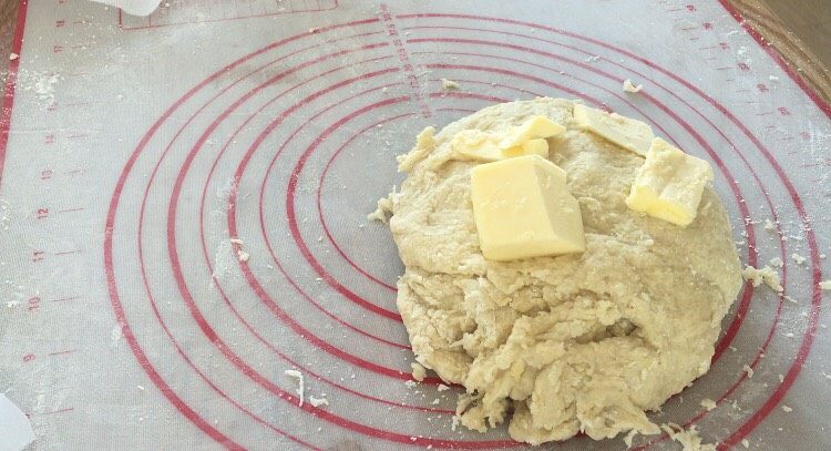 平底锅版面包（附详细教程）,面团成形后，加入40克的软化黄油，再进行揉搓；
