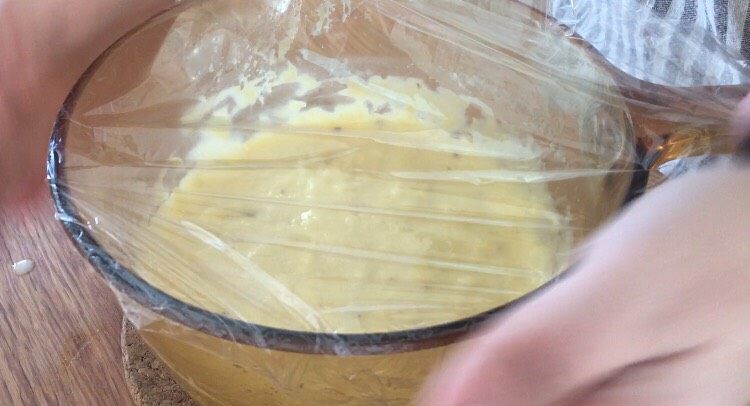 平底锅版面包（附详细教程）,用保鲜膜盖起来，待用！