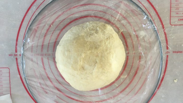 平底锅版面包（附详细教程）,把面团和均匀，然后放进碗里用保鲜膜封起来；