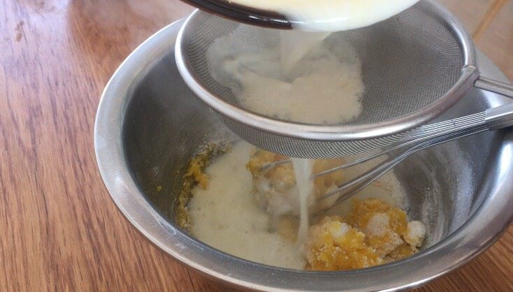平底锅版面包（附详细教程）,倒入步骤2的热牛奶，借助面粉筛过滤；