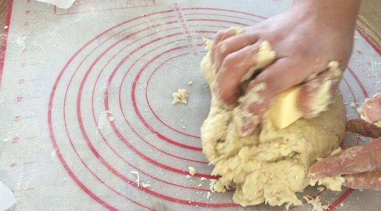 平底锅版面包（附详细教程）,如果觉得面粉有点湿哒哒的，可以自己根据需要加一些干粉，减少粘手。但是一定要确保黄油都被揉进面团。