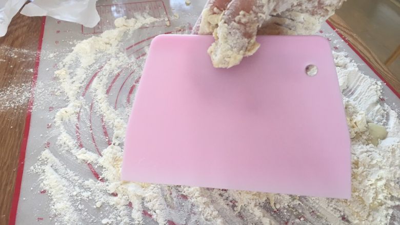 平底锅版面包（附详细教程）,刚开始处理面团的时候会比较粘手，所以刮刀可以帮助我们更好的整形。