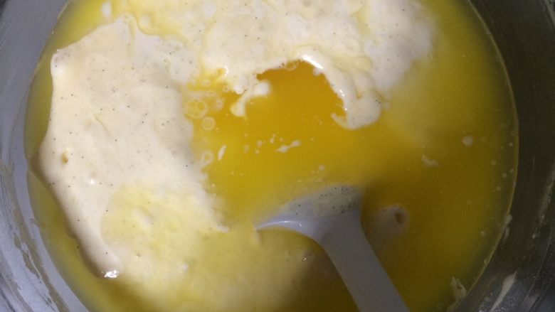 淋面柠檬香草磅蛋糕,继续加入温热的黄油，混合直至干净混合。（这将需要一些时间）