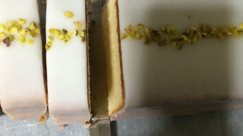 淋面柠檬香草磅蛋糕,把小刀放在织物下面，稍微花一点力气把它移到左边，就可以把边烤的颜色拿掉而不会脱落。