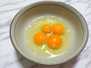 海参蒸蛋,鸡蛋敲入大碗里。
