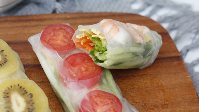 做春卷，越南米纸卷,因为食材都是水果或者熟食，配菜师可以直接生吃的蔬菜，所以米纸卷做好后就可以直接食用了