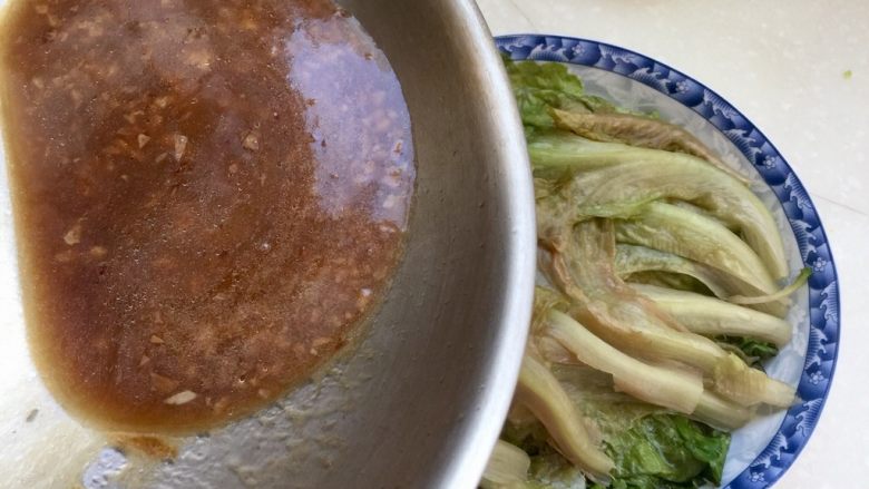 我爱蒜蓉系列➕蒜蓉蚝油生菜,把酱汁均匀浇在生菜上