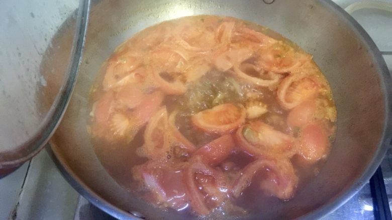 日出江花红似火➕番茄榨菜鸡蛋汤,转小火，加盖煮六七分钟，使西红柿和榨菜的味道都充分融入汤中