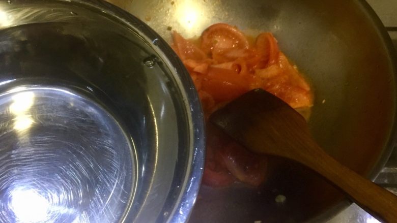 日出江花红似火➕番茄榨菜鸡蛋汤,加入适量的清水，中火煮开