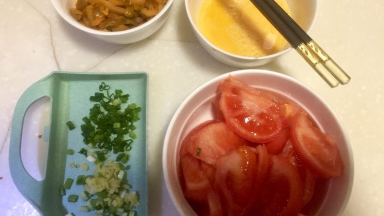 日出江花红似火➕番茄榨菜鸡蛋汤,如图，把全部食材准备好