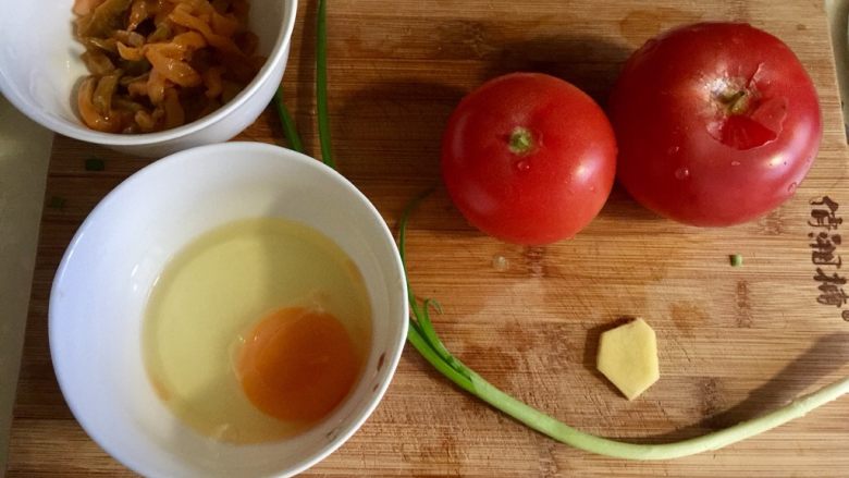 日出江花红似火➕番茄榨菜鸡蛋汤,榨菜撕开包装放入碗中，鸡蛋磕入小碗中