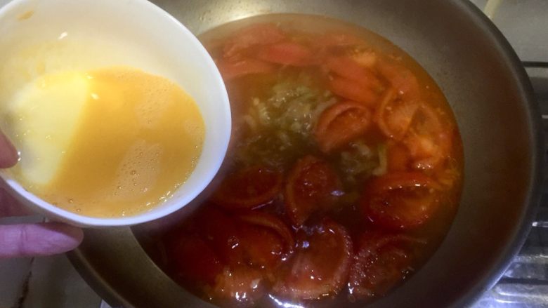 日出江花红似火➕番茄榨菜鸡蛋汤,加入蛋液，要慢慢的让蛋液呈细细的一缕螺旋状淋入锅中