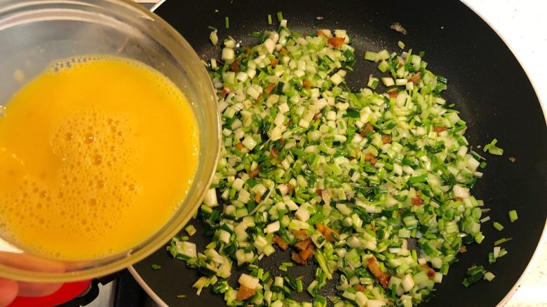 荞菜炒鸡蛋,拌炒后均匀倒入鸡蛋液。
