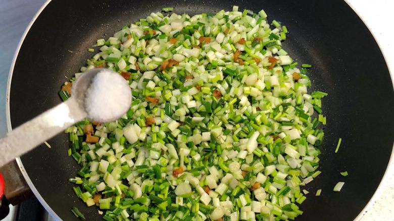 荞菜炒鸡蛋,加入半勺盐。因为菜脯咸，需注意下盐的量。