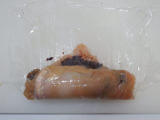 紫米核桃鸡肉卷,用保鲜膜协助往前推