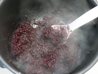 紫米核桃鸡肉卷,煮好后，打开锅盖拌匀散去热气。