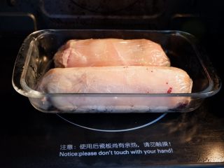 紫米核桃鸡肉卷,放进蒸箱或者蒸锅。
开锅后蒸15-20分钟即可。