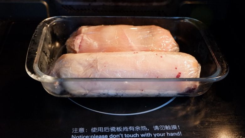 紫米核桃鸡肉卷,放进蒸箱或者蒸锅。
开锅后蒸15-20分钟即可。