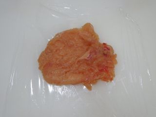 紫米核桃鸡肉卷,腌好的鸡肉，放在保鲜膜上。