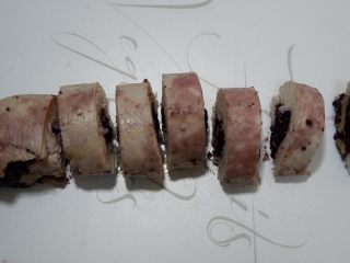 紫米核桃鸡肉卷,取出撕去保鲜膜，散去热气切段即可。