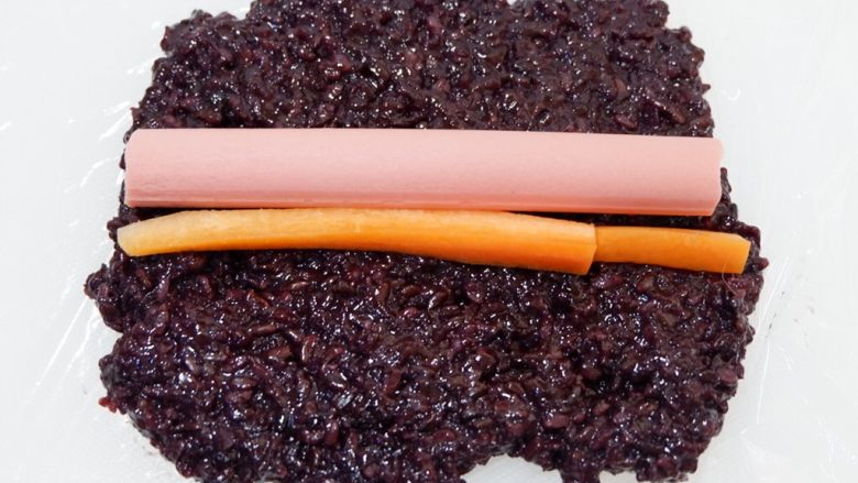 紫糯米瓷饭团,切成细条放上去