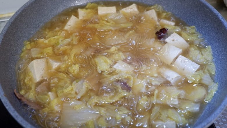 五花肉炖白菜冻豆腐,开着锅盖转大火稍微收一下汤汁即可。