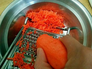 素饺子,胡萝卜洗净去皮用擦丝器擦细丝。