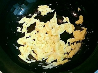素饺子,锅中适量油烧至7成热，鸡蛋打散，倒入锅中炒成鸡蛋碎。
