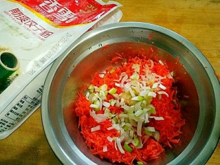 素饺子,在擦好的胡萝卜丝中切入适量葱花。