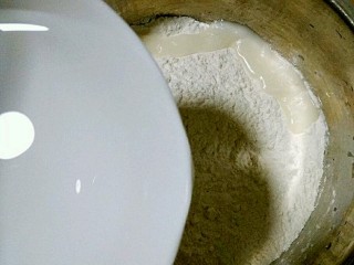 素饺子,在饺子粉中多次少量加入清水。